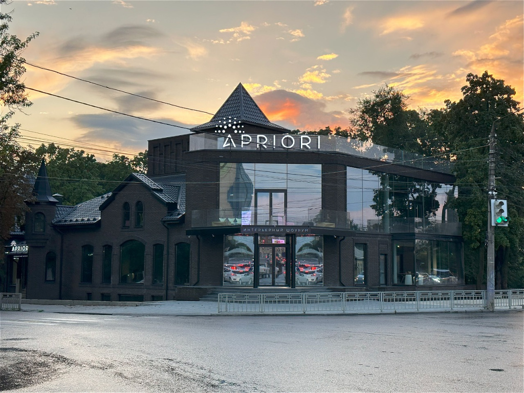 Шоурум без знака яркая подсветка.jpg Шоурум без знака яркая подсветка.jpg